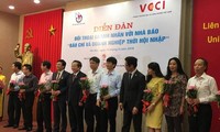 Thủ tướng Nguyễn Xuân Phúc: Báo chí phải tham gia hỗ trợ, tạo điều kiện để doanh nghiệp phát triển 