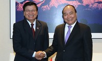 Thủ tướng Chính phủ Nguyễn Xuân Phúc gặp Thủ tướng Lào Thongloun Sisoulith