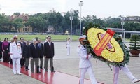 Dâng hương tưởng niệm Chủ tịch Hồ Chí Minh