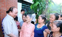 Thủ tướng Nguyễn Xuân Phúc thăm hỏi tình hình đời sống bà con tái định cư dự án Thủy điện Sơn La