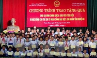 100 học sinh tỉnh Nghệ An được trao học bổng học sinh nghèo, học giỏi