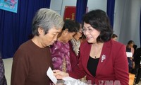 Phó Chủ tịch nước Đặng Thị Ngọc Thịnh tặng quà Tết người dân tỉnh Long An 