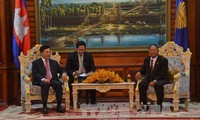 Phó Thủ tướng Phạm Bình Minh chào Chủ tịch Quốc hội Vương quốc Campuchia Samdech Heng Samrin