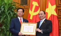 Thủ tướng Nguyễn Xuân Phúc trao huy hiệu Đảng cho các vị nguyên lãnh đạo Đảng, Nhà nước
