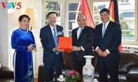 Thủ tướng Nguyễn Xuân Phúc thăm cán bộ, nhân viên Tổng Lãnh sự quán Việt Nam tại Frankfurt