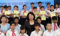 Phó Chủ tịch nước Đặng Thị Ngọc Thịnh thăm, tặng quà gia đình chính sách, trẻ em hoàn cảnh khó khăn 