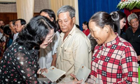 Phó Chủ tịch nước thăm, tặng quà cho học sinh và hộ nghèo tỉnh An Giang
