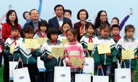 Quỹ Bảo trợ trẻ em Việt Nam tặng sữa và học bổng cho trẻ em tỉnh Hưng Yên