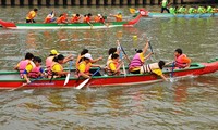 Người dân thành phố Hồ Chí Minh háo hức theo dõi giải đua thuyền truyền thống