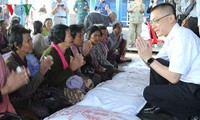 Trao quà của Thủ tướng Nguyễn Xuân Phúc cho gia đình Việt kiều và Campuchia có hoàn cảnh khó khăn