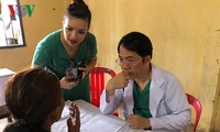 Bác sĩ Việt kiều khám bệnh, phát thuốc miễn phí cho người nghèo Campuchia