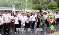 Đoàn thanh thiếu niên kiều bào của 30 quốc gia đến dâng hương tại Ngã ba Đồng Lộc
