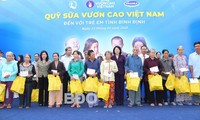Phó Chủ tịch nước Đặng Thị Ngọc Thịnh tặng quà hỗ trợ học sinh và hộ nghèo tại tỉnh Bình Định