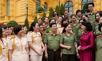 Quyền Chủ tịch nước Đặng Thị Ngọc Thịnh tiếp đoàn phụ nữ Công an nhân dân tiêu biểu