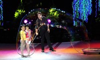 Nghệ sĩ bong bóng nổi tiếng thế giới Fan Yang trở lại Việt Nam biểu diễn