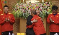 Thủ tướng động viên đội tuyển bóng đá Việt Nam thi đấu giành chiến thắng