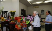 Tổng Bí thư, Chủ tịch nước Nguyễn Phú Trọng thắp hương tưởng niệm Tổng Bí thư Nguyễn Văn Linh 