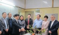 Phó Thủ tướng Trịnh Đình Dũng kiểm tra công tác vận tải tại ga Hà Nội và bến xe Giáp Bát