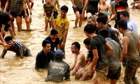Độc đáo Lễ hội bắt cá bằng tay không ở Tuyên Quang