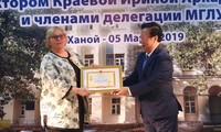 Trao kỷ niệm chương “Vì hòa bình, hữu nghị giữa các dân tộc” tặng hiệu trưởng Trường Đại học Ngoại ngữ Moscow