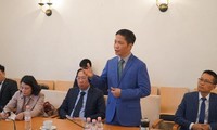 Bộ trưởng Trần Tuấn Anh thăm và làm việc tại Đại sứ quán Việt Nam tại Đức