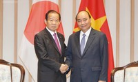 Thủ tướng tiếp Nguyễn Xuân Phúc tiếp Tổng thư ký Đảng Dân chủ Tự do Nhật Bản