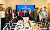 Đại sứ quán Việt Nam tại Thụy Sĩ trao khẩu trang của Chính phủ dành tặng cộng đồng người Việt