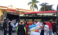 Các đoàn cứu trợ trong nước vẫn tiếp tục vận chuyển nhu yếu phẩm hỗ trợ đồng bào vùng lũ miền Trung. 