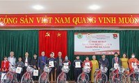 Hội Cựu Thanh niên xung phong Việt Nam trao xe đạp cho học sinh nghèo