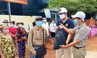 Cứu trợ người Việt ở Campuchia trong vùng phong tỏa phòng dịch COVID-19