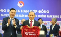 Hợp đồng của huấn luyên viên Park Hang-seo được gia hạn trước trận Việt Nam gặp Nhật Bản