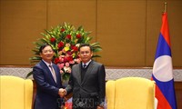 Đoàn đại biểu Hội hữu nghị Việt Nam – Lào chào xã giao Chủ tịch Quốc hội Lào Xaysomphone Phomvihane 