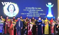 60 nữ doanh nhân tiêu biểu được trao Cup Bông hồng Vàng