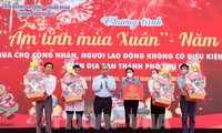 Chủ tịch nước Nguyễn Xuân Phúc yêu cầu lãnh đạo Thành phố HCM tiếp tục chăm lo Tết, để người dân có cuộc sống bình yên