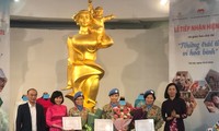 Bảo tàng Phụ nữ Việt Nam tiếp nhận hiện vật do các nữ quân nhân “mũ nồi xanh” trao tặng
