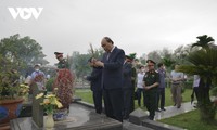Chủ tịch nước Nguyễn Xuân Phúc dâng hương tưởng nhớ các Anh hùng liệt sĩ tại Nghĩa trang liệt sĩ Quốc gia A1