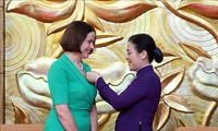 Trao Kỷ niệm chương “Vì hòa bình, hữu nghị giữa các dân tộc” tặng Đại sứ Australia tại Việt Nam
