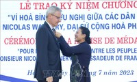 Trao Kỷ niệm chương “Vì hòa bình, hữu nghị giữa các dân tộc” tặng Đại sứ Pháp tại Việt Nam