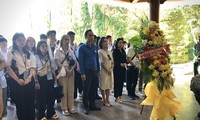 Thanh niên kiều bào dâng hương tri ân các anh hùng liệt sĩ tại Ngã ba Đồng Lộc 