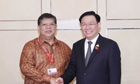 Chủ tịch Quốc hội Vương Đình Huệ gặp Chủ tịch Hạ viện Malaysia