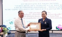 Trao Kỷ niệm chương “Vì hòa bình, hữu nghị giữa các dân tộc” tặng Tổng Lãnh sự Lào tại Thành phố Hồ Chí Minh