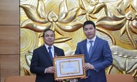 Trao Kỷ niệm chương Vì hòa bình, hữu nghị tặng Đại sứ Lào tại Việt Nam