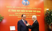 Tổng Bí thư Nguyễn Phú Trọng trao huy hiệu 60 năm tuổi Đảng tặng Nguyên Tổng Bí thư Nông Đức Mạnh