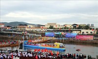 Độc đáo màn hát đối trên sông biên giới Việt - Trung