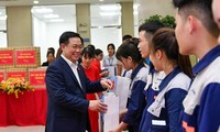 Chủ tịch Quốc hội Vương Đình Huệ thăm, tặng quà công nhân tại Bắc Giang