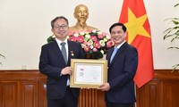 Trao tặng Kỷ niệm chương “Vì sự nghiệp ngoại giao Việt Nam” cho Đại sứ Nhật Bản tại Việt Nam