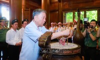 Bộ trưởng Tô Lâm dâng hương tưởng niệm Chủ tịch Hồ Chí Minh