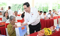 Chủ tịch Quốc hội Trần Thanh Mẫn thăm tặng quà cho người có công tại huyện Long Mỹ, Phụng Hiệp, tỉnh Hậu Giang