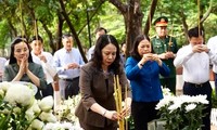 Phó Chủ tịch nước Võ Thị Ánh Xuân tri ân các anh hùng, liệt sỹ tại Côn Đảo