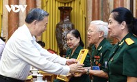 Chủ tịch nước Tô Lâm gặp mặt Ban liên lạc Đại đoàn 305 Dù - Đặc công